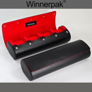 Étui à montres ouvert en cuir noir à 4 compartiments, dévoilant des coussins intérieurs en velours rouge, placé à côté d'un étui sur mesure fermé Winnerpak Boîtier de montre.